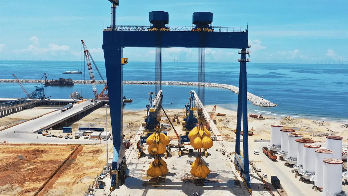 gantry-crane-in-outdoor-yard-6